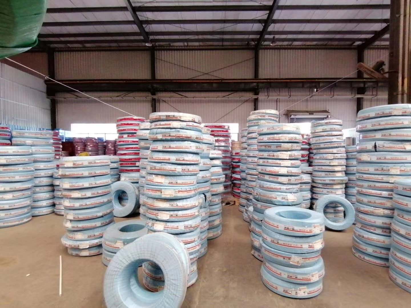 江西客户订购一批胶管备货.jpg